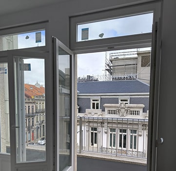 Fotografia com vista da janela da obra em curso no Apartamento Porto, no portfólio da Studio Concept