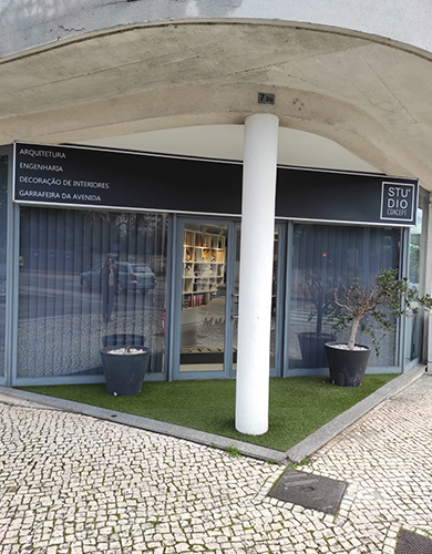 Pormenor da fachada e porta exterior de acesso à Studio Concept