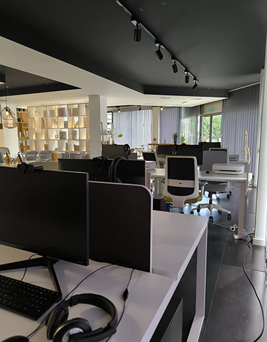 Conjunto de mesas e computadores no espaço Coworking da Studio Concept Lousa