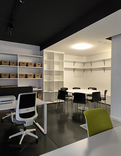 Destaque para a zona de reuniões no espaço Coworking da Studio Concept Lousa