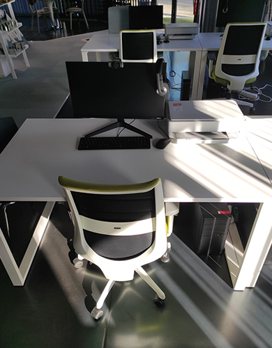 Conjunto de mesas no espaço Coworking da Studio Concept Lousa