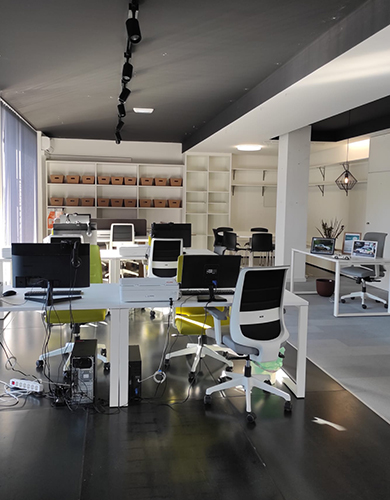 Conjunto de mesas no espaço Coworking da Studio Concept Lousa