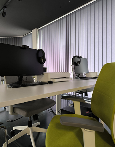 Pormenor de mesa, computador e cadeira de escritório no espaço Coworking da Studio Concept Lousa