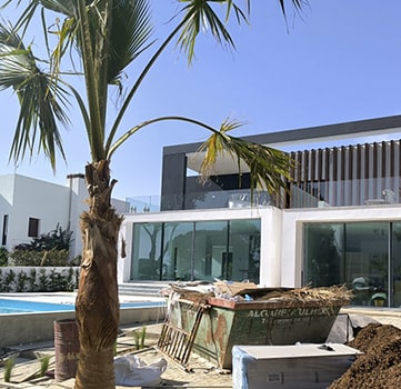 Fotografia da moradia unifamiliar em construção, situada em Vilamoura e intervencionada pela Studio Concept