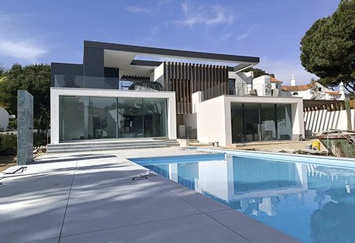 Fotografia com vista da piscina da moradia unifamiliar construída em Vilamoura pela Studio Concept