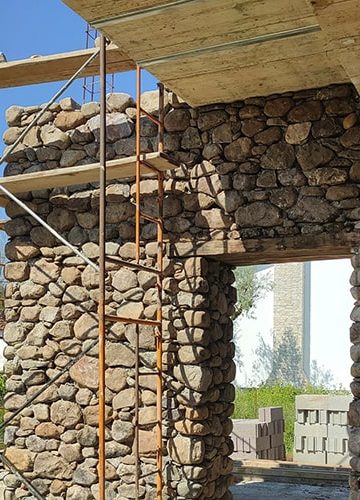 Fachada velha em remodelação, para ilustrar o serviço de Remodelações da Studio Concept Lousã